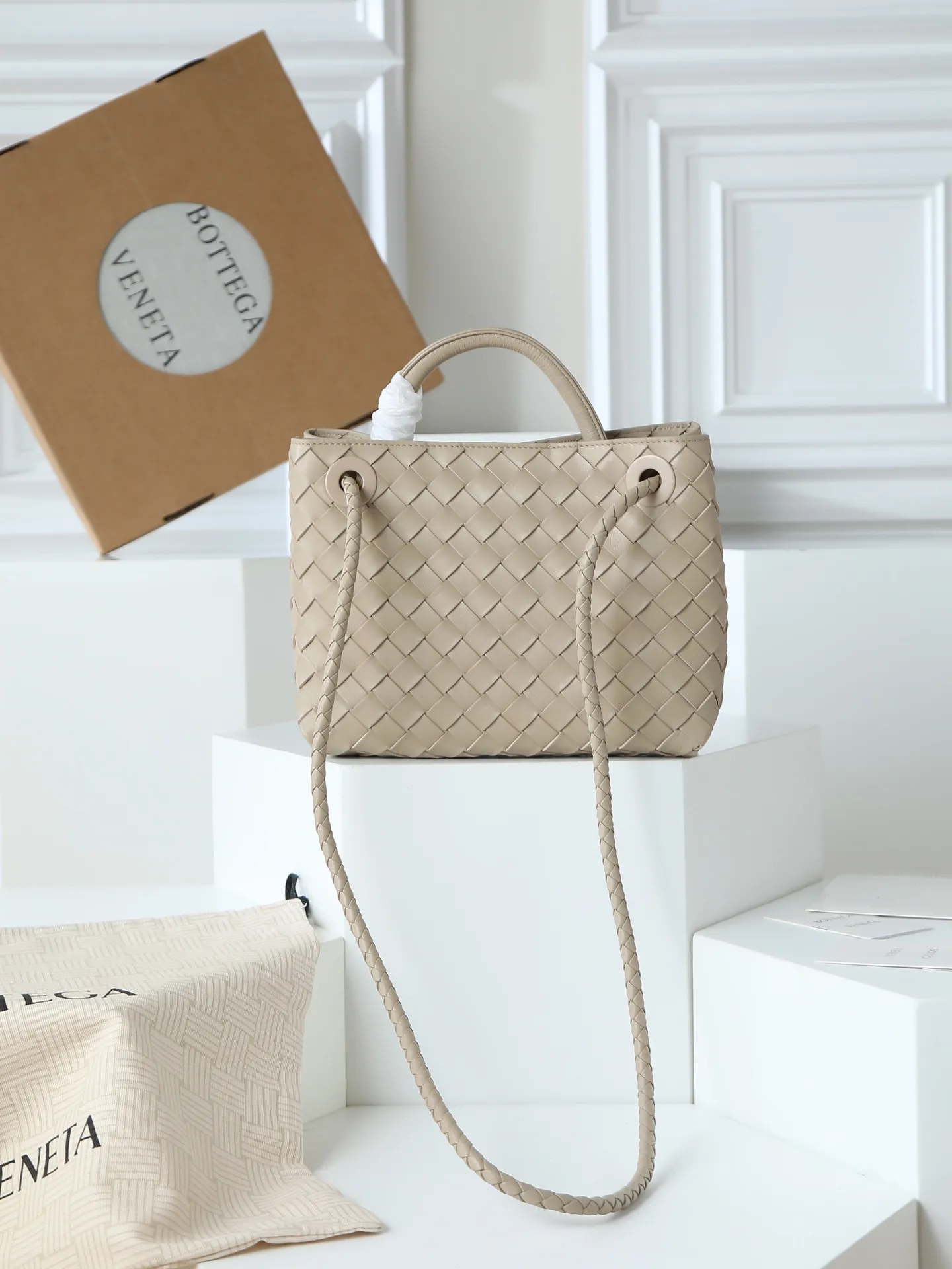 1300. Andiamo is shipping‼ ️Really popular🔥The new Andiamo woven handbag launched by Bottega Veneta this season is really popular all over the world! ! Celebrities at home and abroad have worn it, and Oscar-winning actress Michelle Yeoh has taken it out on the street. Song Jia, Trai Yala, Yu Feihong, Sanji Ayaka, Rosie Hunting-Whiteley, Yoshioka Riho, etc. have all worn this bag. It is classic and versatile and shows off your temperament, and the bag capacity is also large, which is very convenient for daily commuting! ! A variety of carrying methods, the shoulder straps can be adjusted by yourself, the original lambskin feels soft and delicate, and the unisex style breaks the gender boundaries and brings a more practical and long-lasting use experience. Andiamo, which has both elegant and casual styles, perfectly interprets the true appearance of "fashionable old money style". Style number: 766014 Size: 25*22*10.5cm